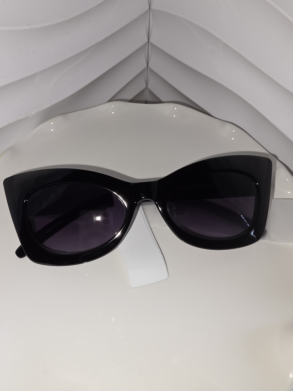 Guess Black Cat-Eye Sunglasses with Dark Lenses